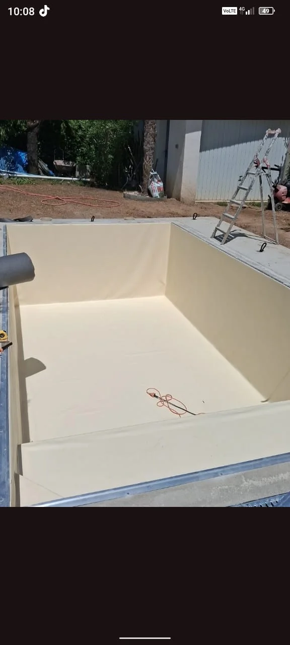 Pose de PVC armé et moquette de pierre piscine lyon