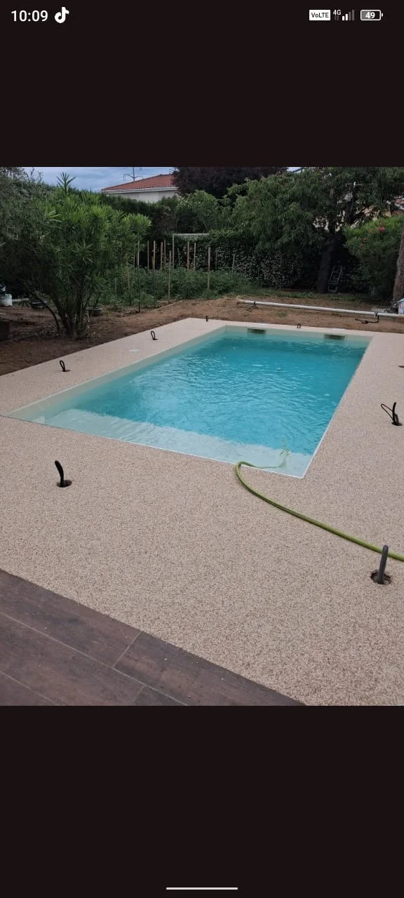 Pose de PVC armé et moquette de pierre piscine lyon