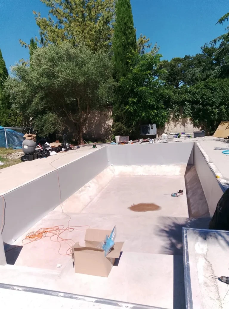 Pose d'un PVC thermique plus résine autour de la piscine