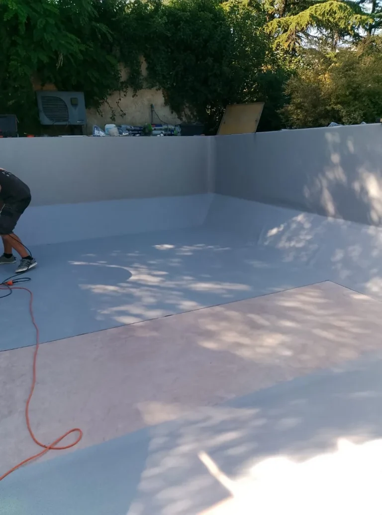 Pose d'un PVC thermique plus résine autour de la piscine