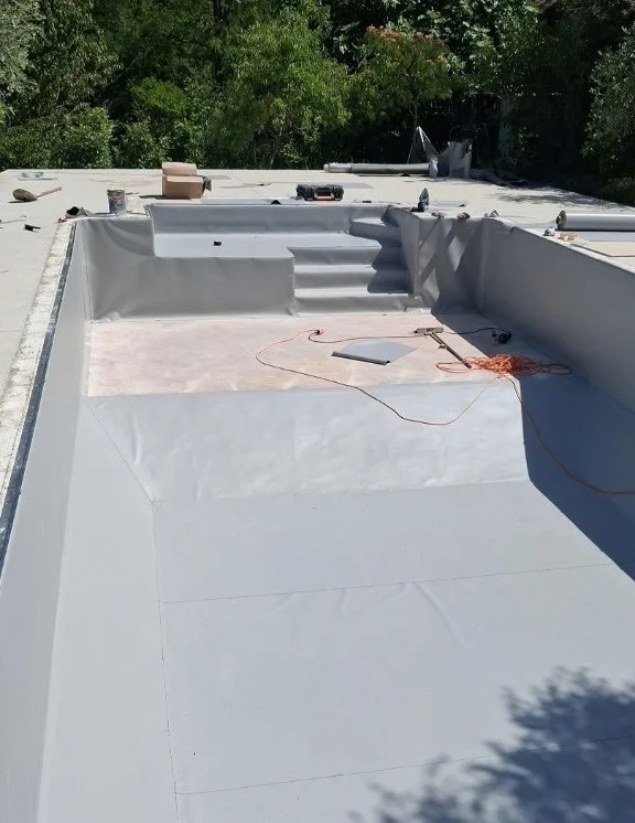 Pose d'un PVC thermique plus résine autour de la piscine