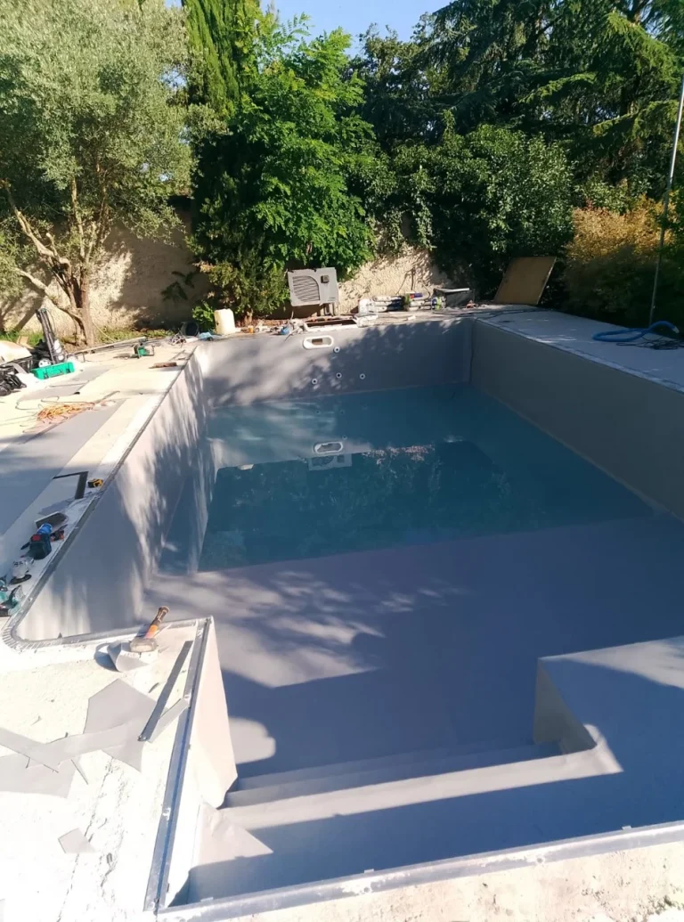 Pose d'un PVC thermique plus résine autour de la piscine
