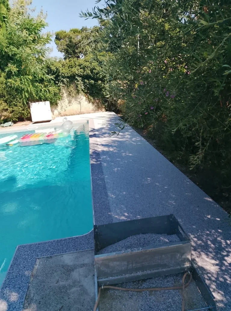 Pose d'un PVC thermique plus résine autour de la piscine