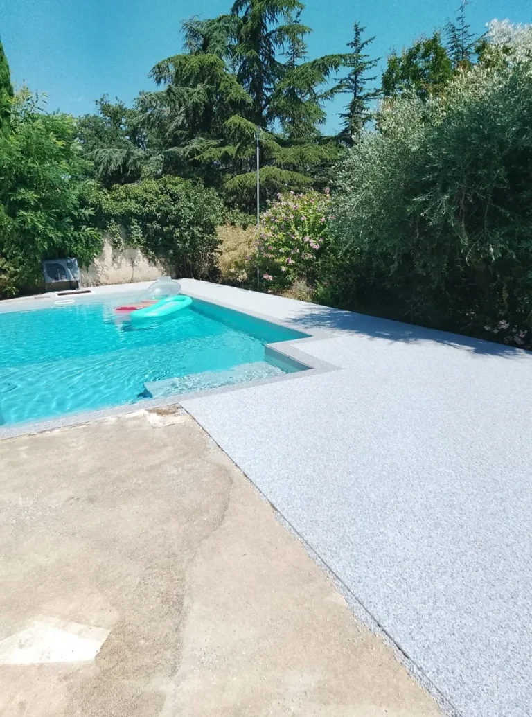 Pose d'un PVC thermique plus résine autour de la piscine
