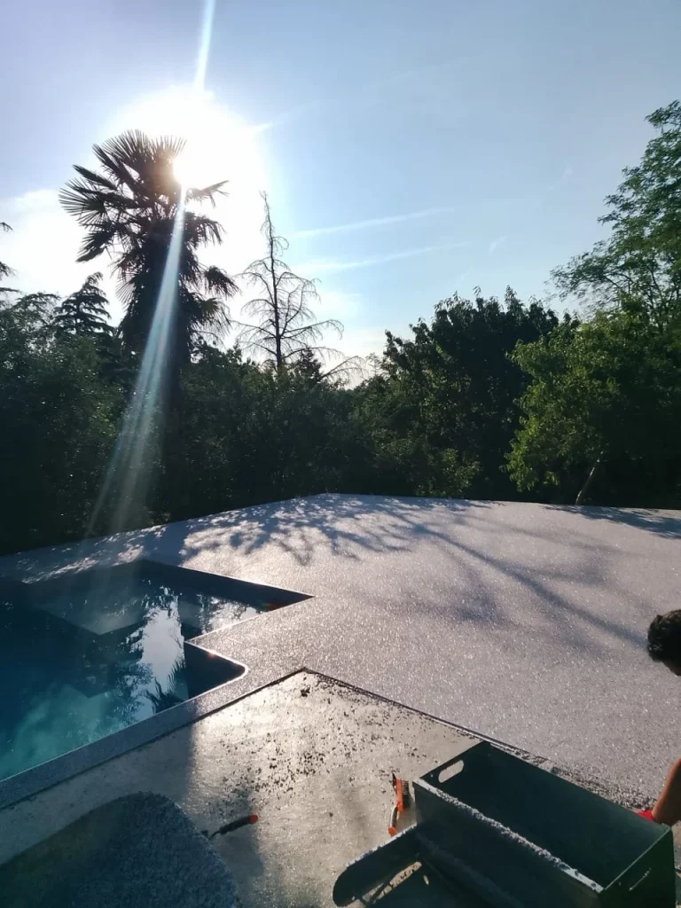 Pose d'un PVC thermique plus résine autour de la piscine