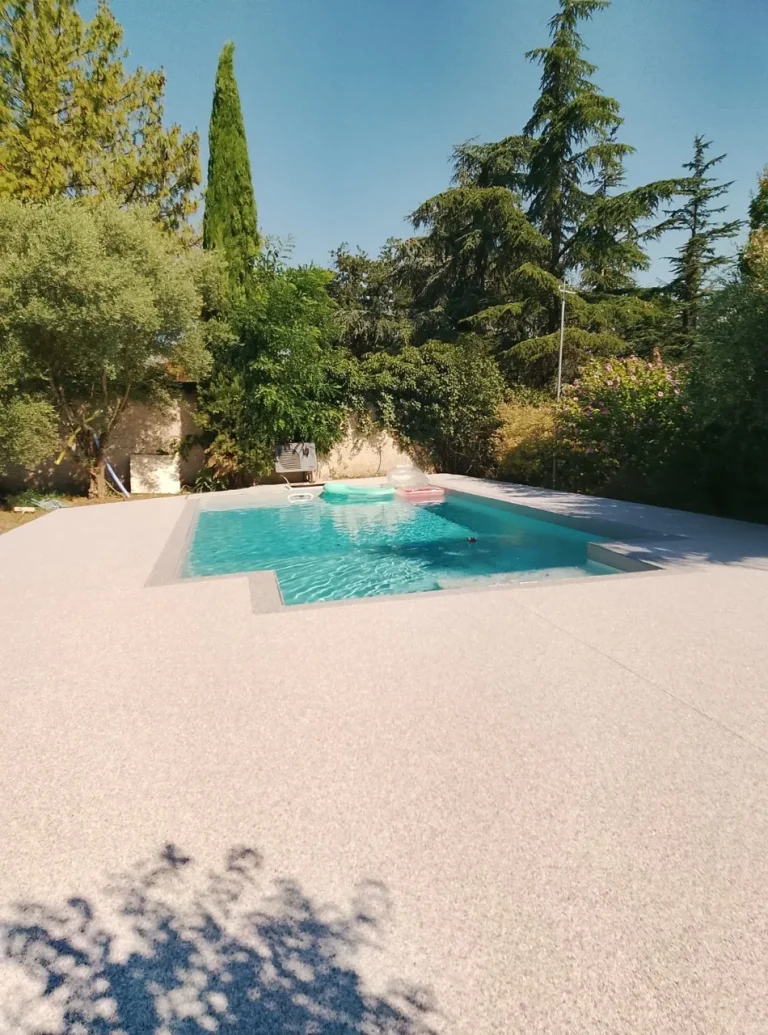 Pose d'un PVC thermique plus résine autour de la piscine