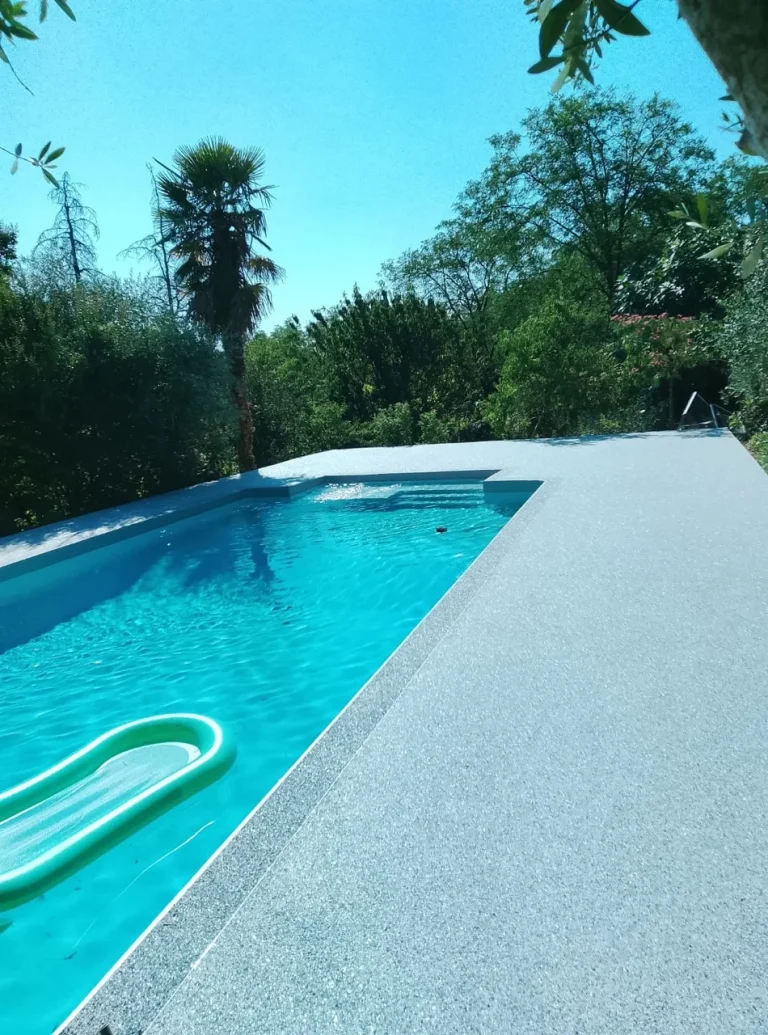 Pose d'un PVC thermique plus résine autour de la piscine